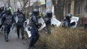 Policías antimotines tratan de cortar el paso a manifestantes durante una protesta en Almaty, Kazajistán, el 5 de enero de 2022. 