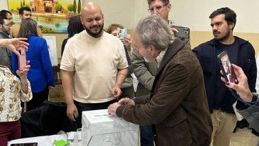 Diego Arria, exembajador ante la Organización de Naciones Unidas y presidente del Consejo de Seguridad y consejero del secretario general de la ONU, deposita su voto durante las elecciones primarias.