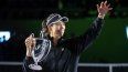 La hispano-venezolana Garbiñe Muguruza sostiene el trofeo de las Finales de la WTA en Guadalajara, México, el miércoles 17 de noviembre de 2021