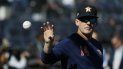 En imagen de archivo del 15 de octubre de 2019, el mánager de los Astros de Houston AJ Hinch atrapa una pelota antes del tercer partido de la serie por el campeonato de la Liga Americana ante los Yanquis, en Nueva York. En imagen de archivo del 15 de octubre de 2019, el mánager de los Astros de Houston AJ Hinch atrapa una pelota antes del tercer partido de la serie por el campeonato de la Liga Americana ante los Yanquis, en Nueva York.