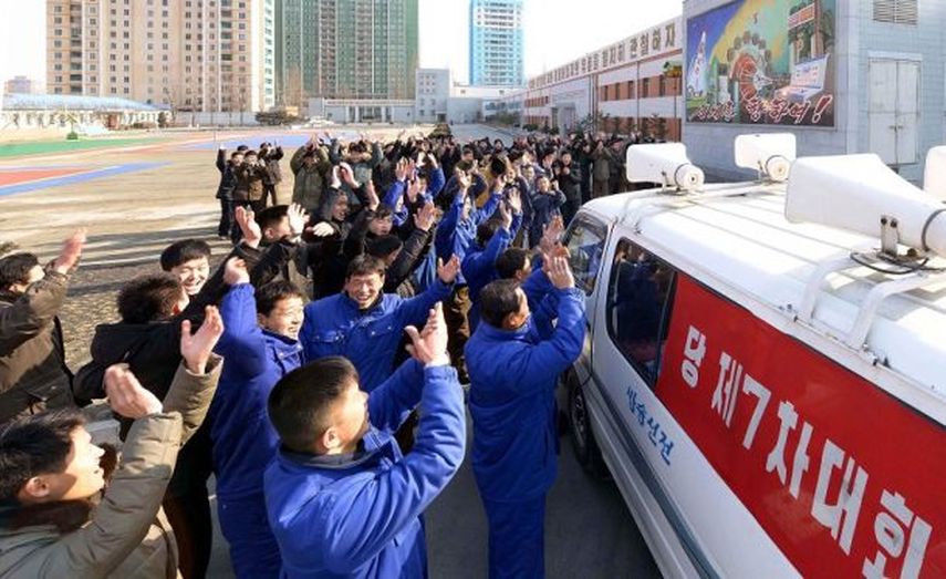 Ciudadanos norcoreanos celebrando la noticia de que su país realizó una exitosa prueba con una bomba de hidrógeno, en una ubicación desconocida en Corea del Norte (EFE) 