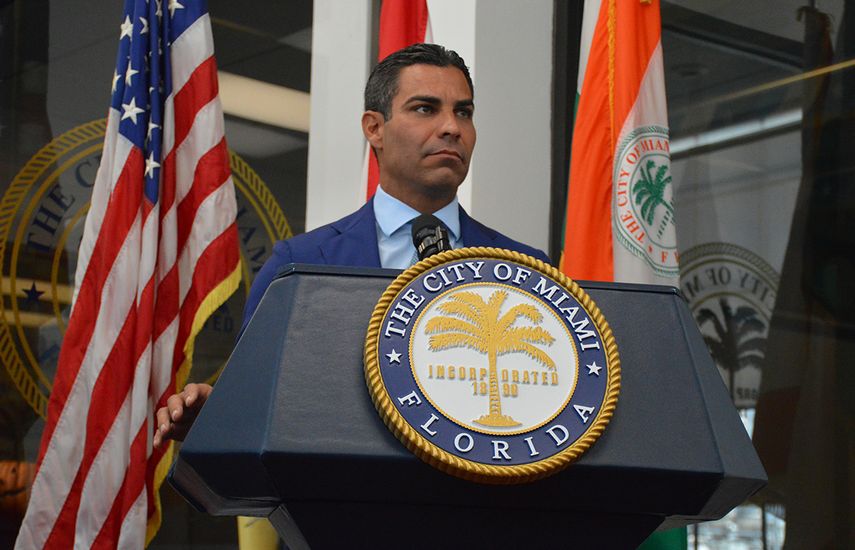 Alcalde de Miami, Francis Suárez, durante conferencia de prensa.