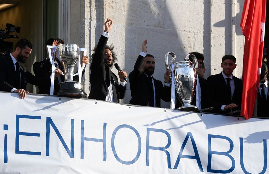 Los jugadores del Real Madrid, Marcelo y Karim Benzema muestran la copa de la Champions League&nbsp;