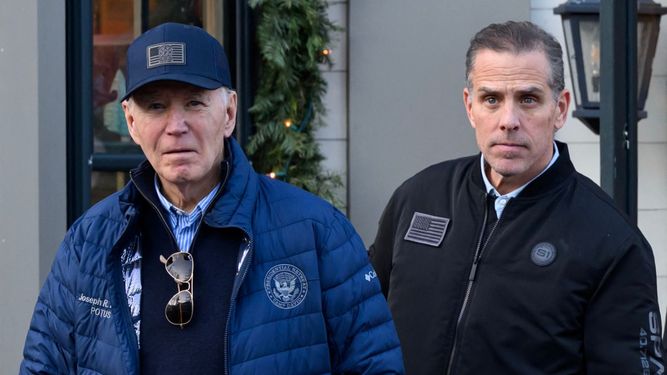 El presidente Joe Biden y su hijo Hunter de compras shopping en Nantucket, Massachusetts, el 29 de noviembre de 2024.