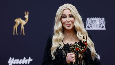 La cantante estadounidense Cher posa con su premio Bambi como ícono del arte y la humanidad durante la ceremonia de entrega del premio de medios alemán Bambi en Múnich, sur de Alemania, el 13 de noviembre de 2025.&nbsp;