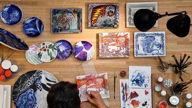 Hermès abre sus bastidores e invita a los amantes de la moda a conocer cómo trabajan diez de sus artesanos en la fabricación de bolsos, guantes, fulares, corbatas, joyas y hasta sillas de jinete.