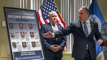 &nbsp; Matthew Albence, derecha, director interino del Servicio de Control de Inmigraci&oacute;n y Aduanas de Estados Unidos (ICE por sus siglas en ingl&eacute;s), habla durante una conferencia de prensa en Nueva York, el viernes 17 de enero de 2020.&nbsp;