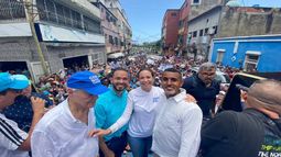 La candidata a la primaria opositora, María Corina Machado, posa para una foto en un acto en el estado Vargas, Venezuela.