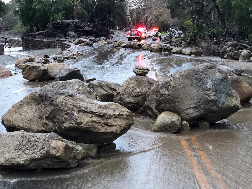 Los Bomberos trabajan tras las intensas lluvias en Montecito,&nbsp;California.&nbsp;