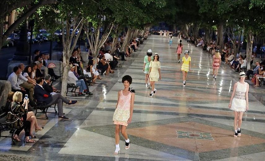 Modelos lucen prendas de Chanel durante la primera pasarela de la casa de moda en La Habana (EFE)