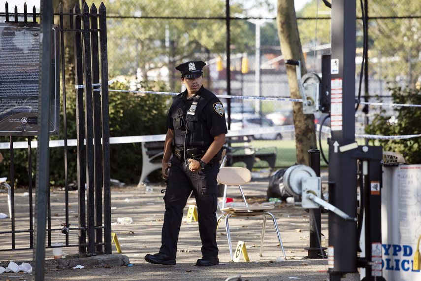 Un policía camina en una calle del vecindario de Brownsville, en Brooklyn, Nueva York, donde la noche anterior hubo un tiroteo, el domingo 28 de julio del 2019.&nbsp;