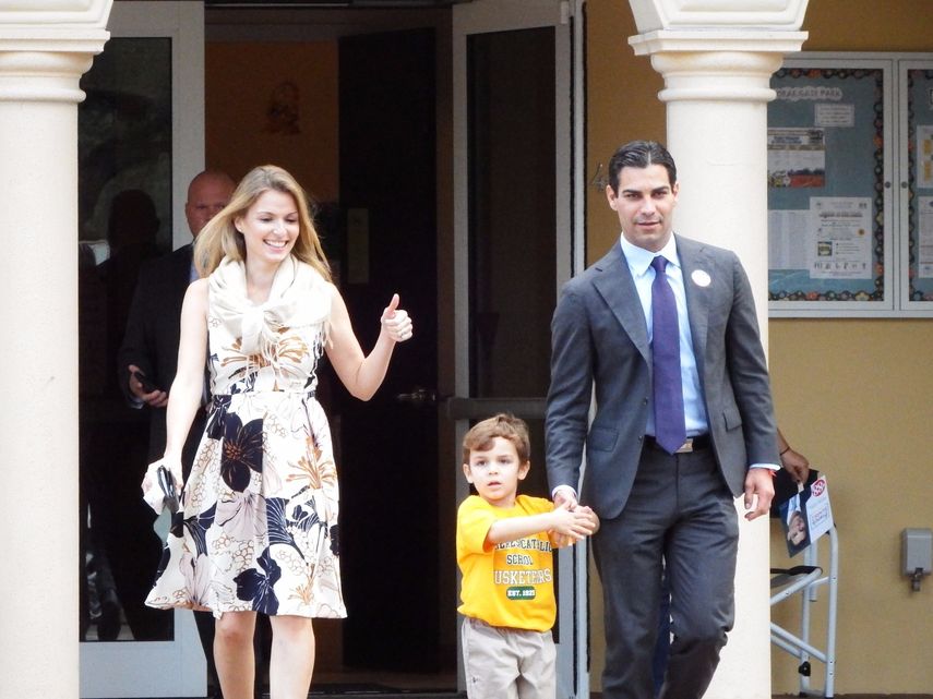 El candidato a la alcaldía de Miami Francis Suárez acudió a ejercer su derecho al voto en compañía de su esposa Gloria y de su hijo Andrew.&nbsp;
