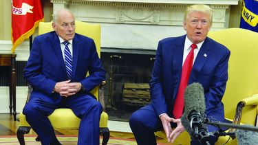 El presidente Donald Trump (d) se dirige a los medios junto al nuevo jefe de Gabinete, John Kelly, en el Despacho Oval.
