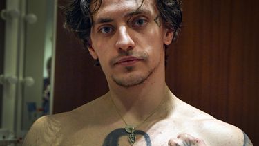 El actor y bailarín de ballet ucraniano Sergei Polunin, de 29 años, muestra sus tatuajes, uno que representa al presidente ruso Vladimir Putin y el otro al símbolo nacional del tridente ucraniano, durante una entrevista con la AFP en Moscú el 14 de febrero de 2019.