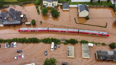 Un tren regional, parado en medio de una inundación en Kordel, Alemania, el 15 de juloi de 2021, tras el desbordamiento del río Kyll.&nbsp;