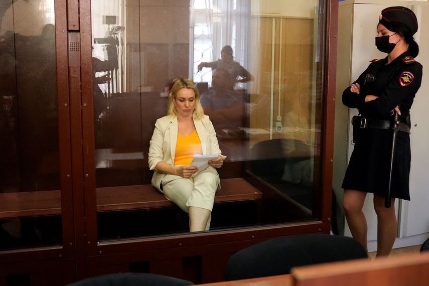 Marina Ovsyannikova, una experiodista de la televisión estatal rusa que renunció tras criticar en el aire la invasión a Ucrania, lee un documento sentada en la corte durante una audiencia en Moscú el 11 de agosto el 2022.&nbsp;