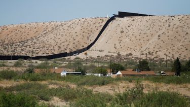 Vehículos de la Patrulla Fronteriza recorren una cerca de acero en la frontera suroeste con México, en Sunland Park, Nuevo México, el jueves 22 de agosto de 2024.