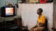Una mujer en Cuba ve en televisión las noticias sobre las elecciones presidenciales en EEUU.