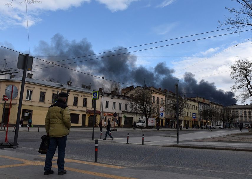 El humo oscuro se eleva luego de un ataque aéreo en la ciudad de Lviv, en el oeste de Ucrania, el 18 de abril de 2022. Una serie de ataques rusos poderosos contra la infraestructura militar en Lviv el 18 de abril de 2022, dejó varios muertos y provocó incendios en el oeste de Ucrania. ciudad que se ha librado de feroces combates.