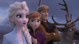 En esta imagen distribuida por Disney, de izquierda a derecha, los personajes de Elsa, Anna, Kristoff y el reno Sven en una escena de la cinta animada Frozen 2. 