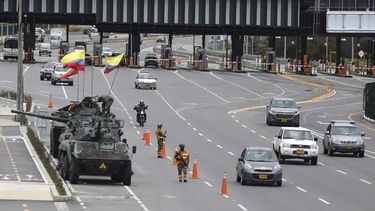 Soldados y tanques del ejército vigilan las casetas de peaje para evitar que los manifestantes las dañen en las afueras de Bogotá, Colombia, el martes 4 de mayo de 2021.&nbsp;