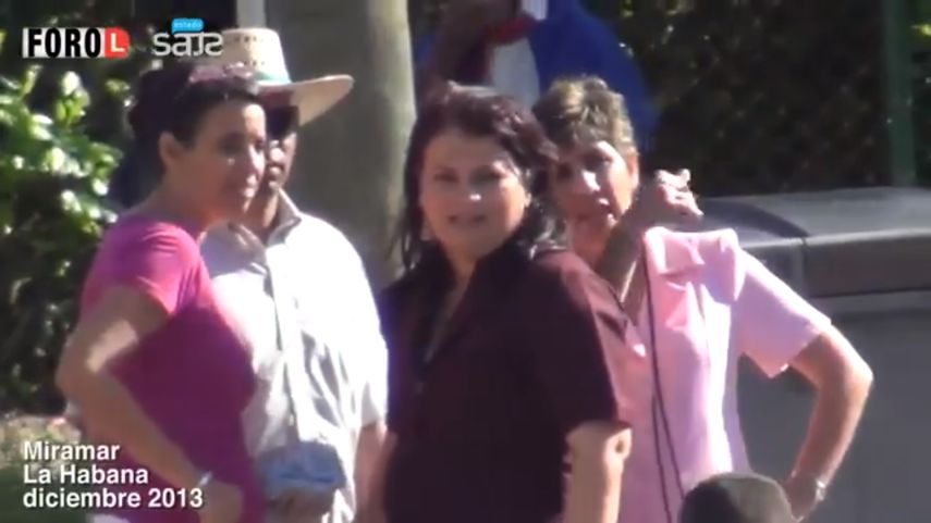 La hoy designada vicegobernadora de La Habana, Yanet Hern&aacute;ndez (tercera de izquierda a derecha) durante un acto de repudio en contra de varios opositores.