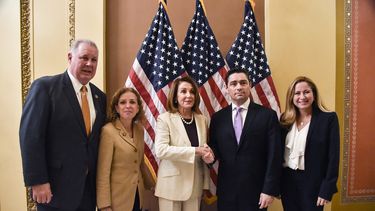La presidenta de la Cámara de Representantes de EEUU, Nancy Pelosi (cen.) saluda al embajador de Venezuela, Carlos Vecchio, acompañada de los congresistas&nbsp;Albio Sires (izq.), Debbie Wasserman Schultz (2da izq.) y Debbie Mucarsel Powell.