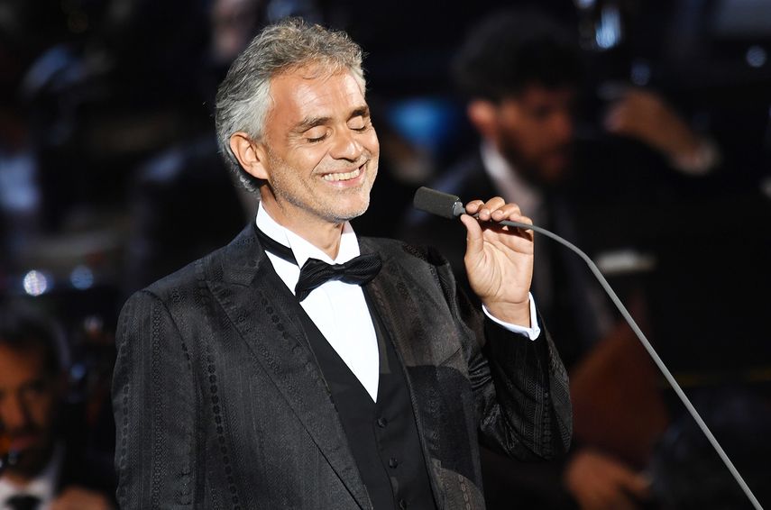 Bocelli, que estudió derecho y se quedó ciego a la edad de doce años, logró su gran éxito internacional hace más de 20 años con su canción Time to say Goodbye.
