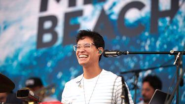 El percusionista y compositor Tony Succar se presenta, junto a su madre Mimi Succar, en el festival Art on the Drive, en Miami.