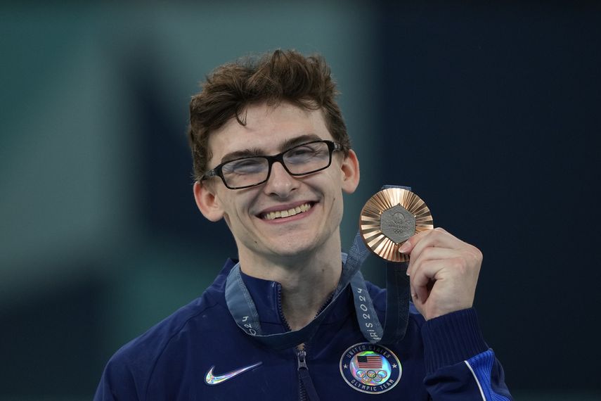 El gimnasta Stephen Nedoroscik, de Estados Unidos, celebra después de ganar la medalla de bronce durante las finales de pomo individual de gimnasia artística masculina en el Bercy Arena en los Juegos Olímpicos de Verano de 2024, el sábado 3 de agosto de 2024, en París, Francia.&nbsp;