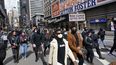 Manifestantes pasan frente al teatro Winter Garden en Times Square en Nueva York el 22 de abril de 202, durante una protesta de teatristas para pedir una mayor inclusión para minorías y discapacitados en el teatro. Líderes del teatros alcanzan nuevo acuerdo para Broadway.