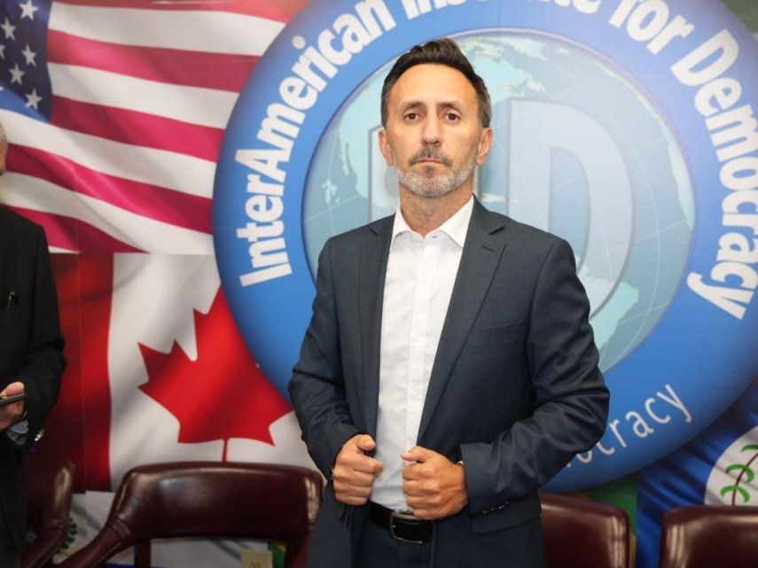 El periodista argentino Nicolás Pizzi durante el foro Fútbol, corrupción y democracia: Argentina AFAgate en Miami