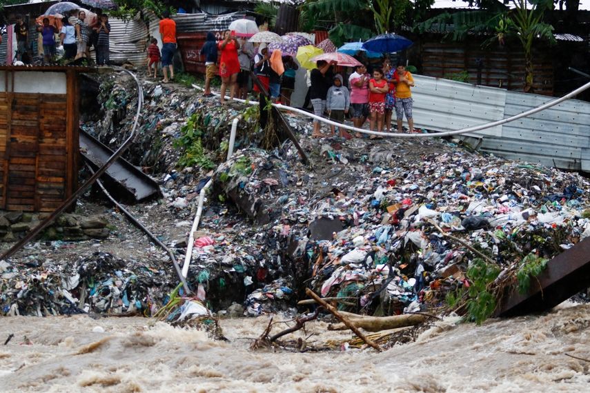 Un grupo de personas observa la crecida del Río Bermejo tras el paso del huracán Iota, en San Pedro Sula, Honduras, el 17 de noviembre de 2020