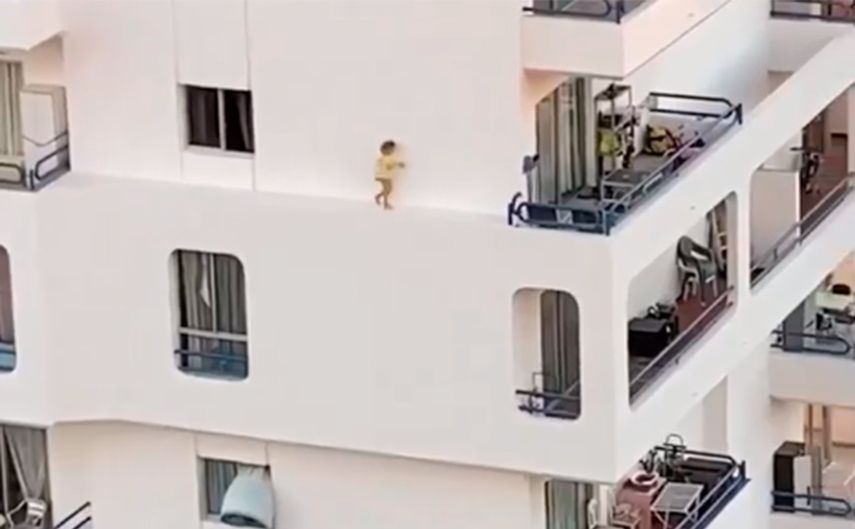 La Polic&iacute;a de ese pa&iacute;s investiga el hecho, que fue filmado por turistas desde otro edificio