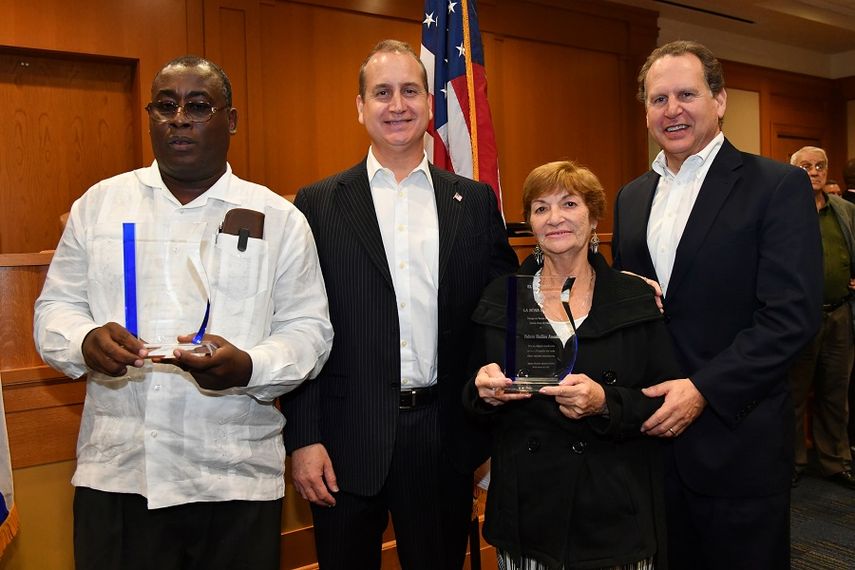 Los galardonados junto a los hermanos Diaz Balart al cierre del evento.