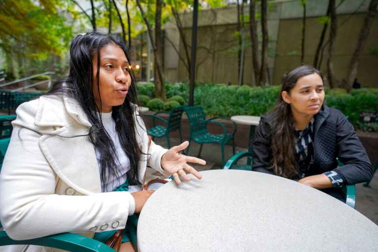 Las venezolanas Yeysy Hernandez, a la izquierda, y Candy Cegarra cuentan que fueron enviadas a una iglesia de El Paso, Texas, en la que solo pasaron una noche.