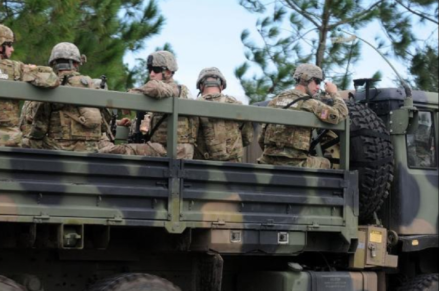 Militares viajan a la frontera.