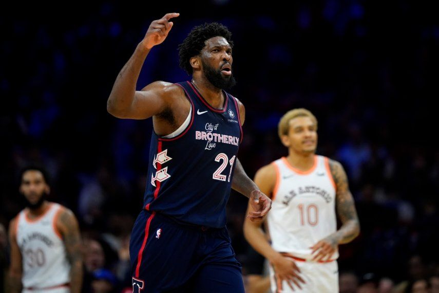 Joel Embiid, de los 76ers de Filadelfia, reacciona durante la segunda mitad del juego de baloncesto de la NBA en contra de los Spurs de San Antonio, el lunes 22 de enero de 2024, en Filadelfia.&nbsp;