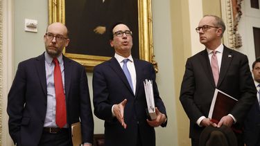 El secretario del Tesoro, Steven Mnuchin, centro, habla con la prensa en el Capitolio.    