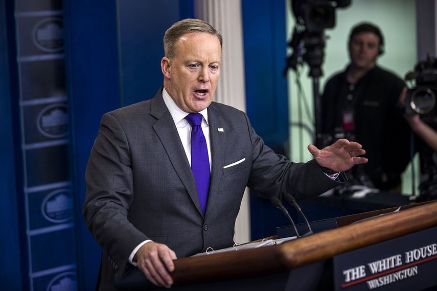 El portavoz de la Casa Blanca, Sean Spicer, durante una rueda de prensa en la Casa Blanca en Washington, este 7 de febrero de 2017, cuando aseguró que es indiscutible que el presidente de EEUU, Donald&nbsp;Trump, respeta el poder judicial del país.&nbsp;