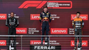 (De izquierda a derecha) El piloto británico de Mercedes, Lewis Hamilton, el piloto holandés de Red Bull Racing, Max Verstappen, y el piloto británico de McLaren, Lando Norris, escuchan los himnos nacionales en el podio después del Gran Premio de Fórmula Uno de Estados Unidos de 2023 en el Circuito de las Américas en Austin, Texas. , el 22 de octubre de 2023. &nbsp;
