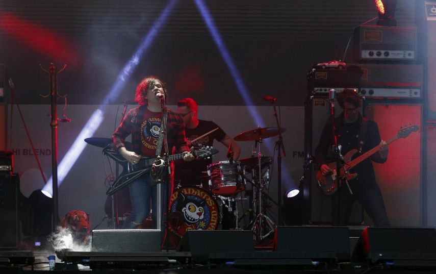 Adams comentó el artículo en Twitter: A cualquiera que haya herido, en cualquier caso, pido perdón profundamente y sin reservas. Pero la imagen que dibuja este artículo es perturbadoramente inexacta.