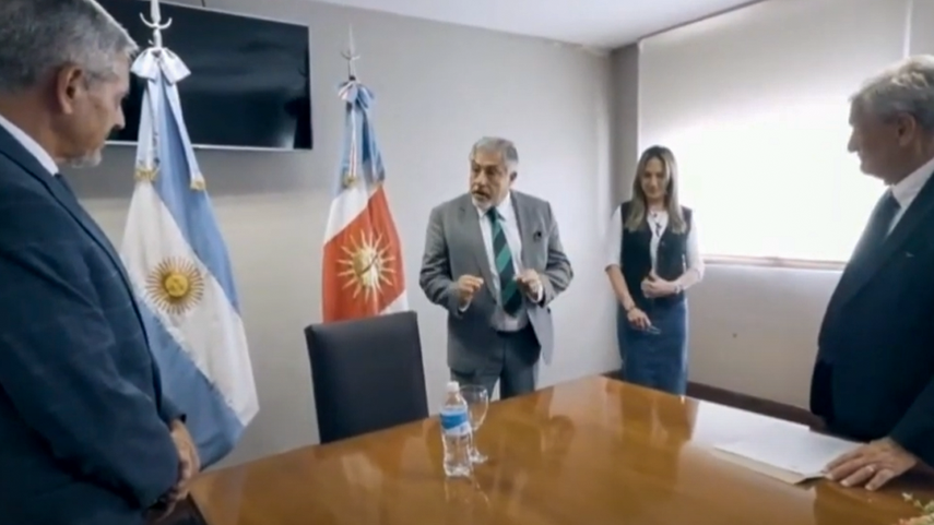 Delegados del IID se re&uacute;nen con Federico L&oacute;pez Alzogaray (centro), presidente del Supremo Tribunal de Justicia de Santiago del Estero