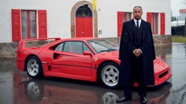 El piloto británico Lewis Hamilton llega a la sede Maranello de la escudería Ferrari
