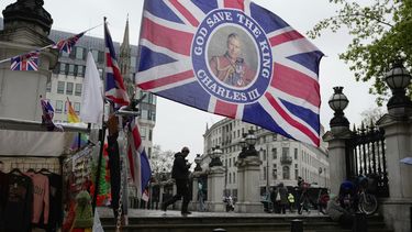 Una bandera con una imagen del rey Carlos III de Gran Bretaña a la venta para celebrar la coronación del rey Carlos III, en una tienda de Londres, el jueves 27 de abril de 2023. Expectación y protestas ante coronación del monarca.