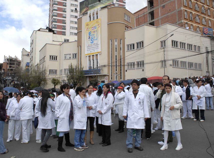 Los médicos rechazan dos decretos del Gobierno de Evo Morales que permiten a los trabajadores cambiarse de empresas que dan seguros de salud.