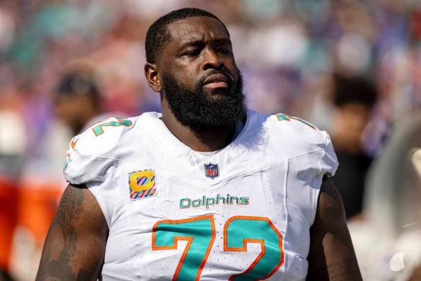 El tackle ofensivo de los Miami Dolphins, Terron Armstead (72), mira desde la banca antes de un partido de fútbol americano de la NFL, el domingo 1 de octubre de 2023, en Orchard Park, Nueva York. Los Dolphins colocarán a Armstead en la reserva de lesionados debido a una lesión de rodilla que sufrió en la Semana 4 contra los Bills, confirmó el entrenador Mike McDaniel el viernes 6 de octubre de 2023.&nbsp;