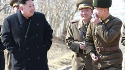 Imagen de archivo del líder norcoreano Kim Jong-un (izq.) durante una visita a una unidad militar en una isla del&nbsp;norte&nbsp;del país.&nbsp;