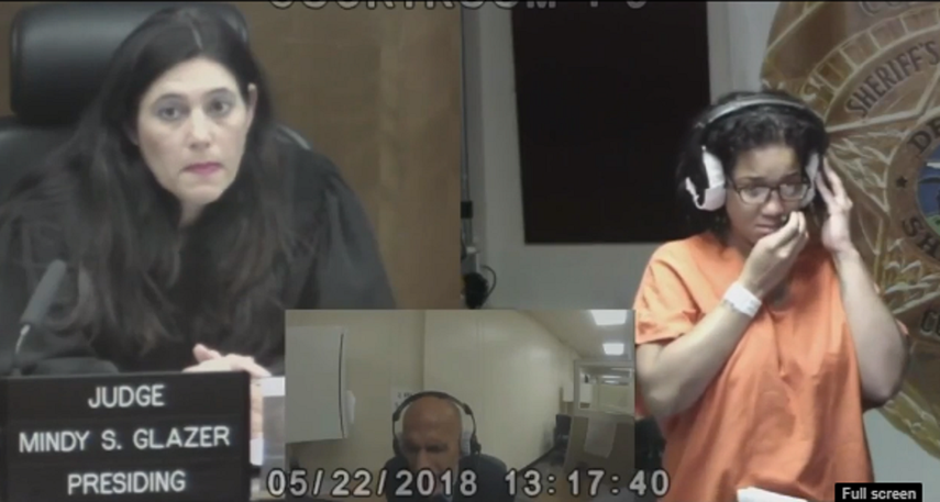 La mujer le dijo al detective que llevó al bebé al hospital porque tenía convulsiones.