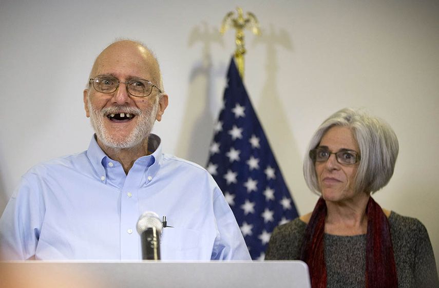Alan Gross, acompañado de su esposa Judy, durante una conferencia de prensa el pasado 17 de diciembre tras ser liberado de una prisión en Cuba. AP